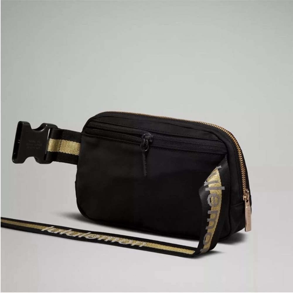 ✨RARE✨🆕Lululemon Everywhere Belt Bag *Wordmark 1L Black/ Gold✨SOLD OUT❣️